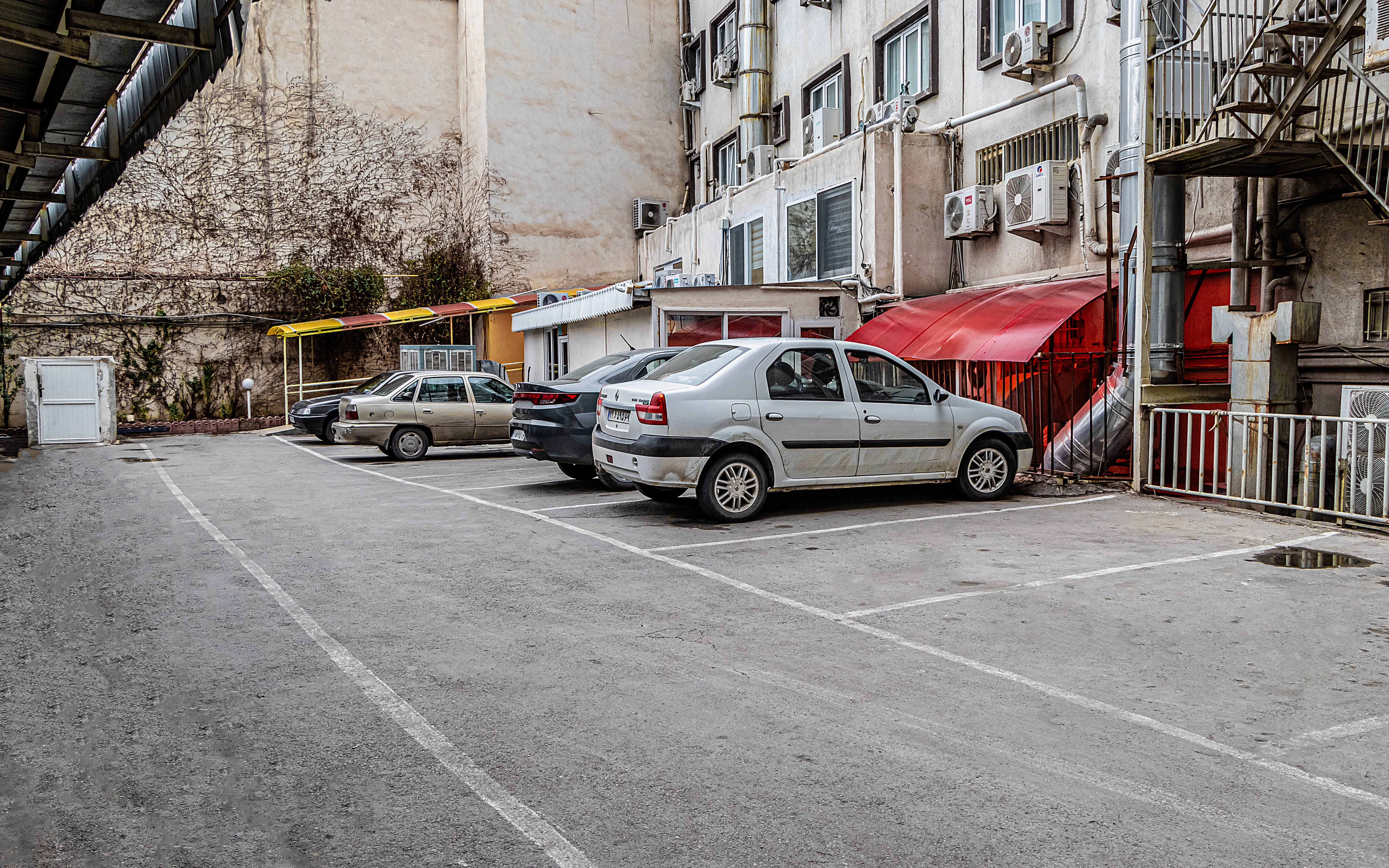 محوطه پارک خودرو در کنار ساختمان هتل قدس
