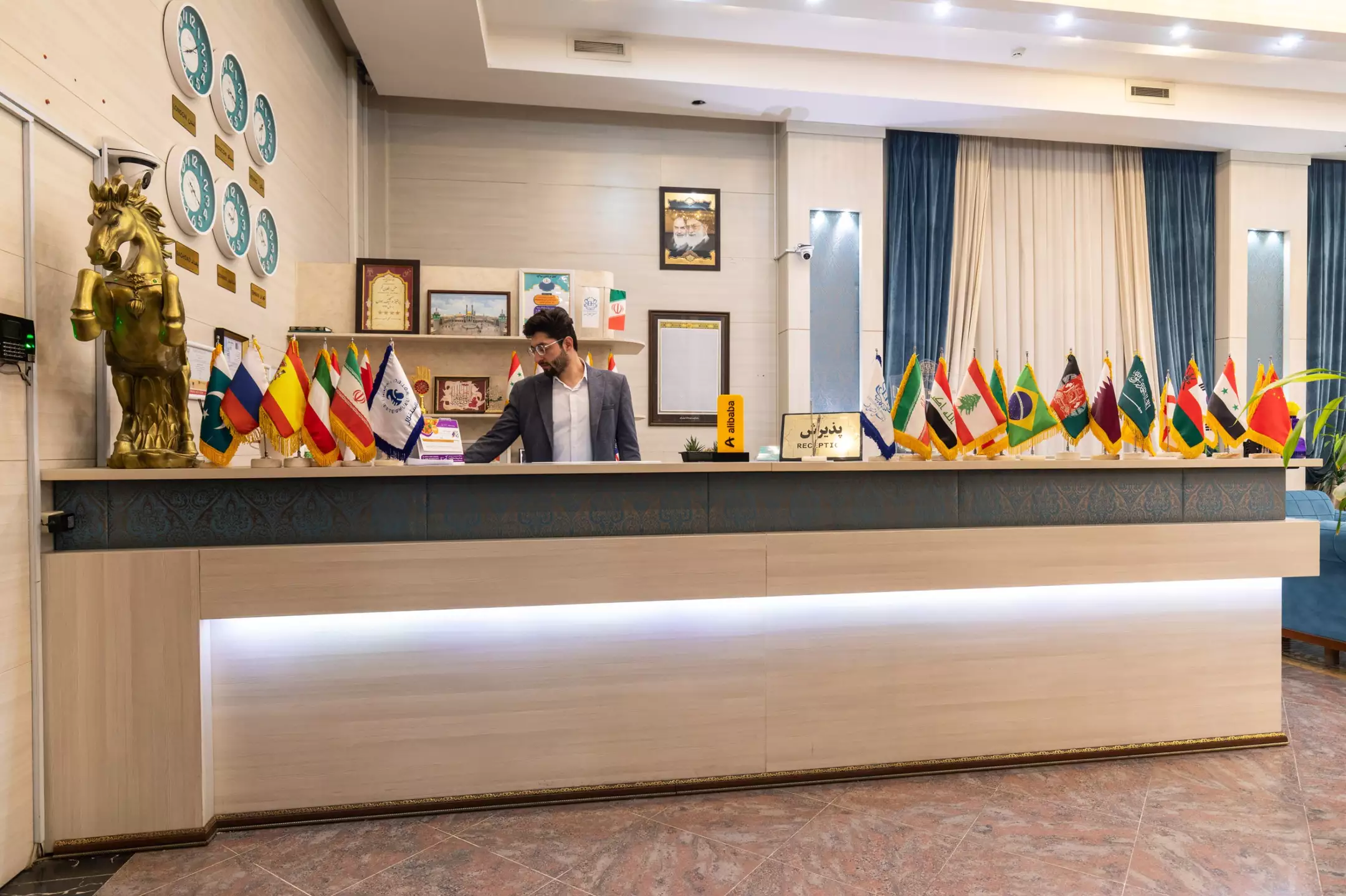 پذیرش هتل استقلال با ردیف پرچمها