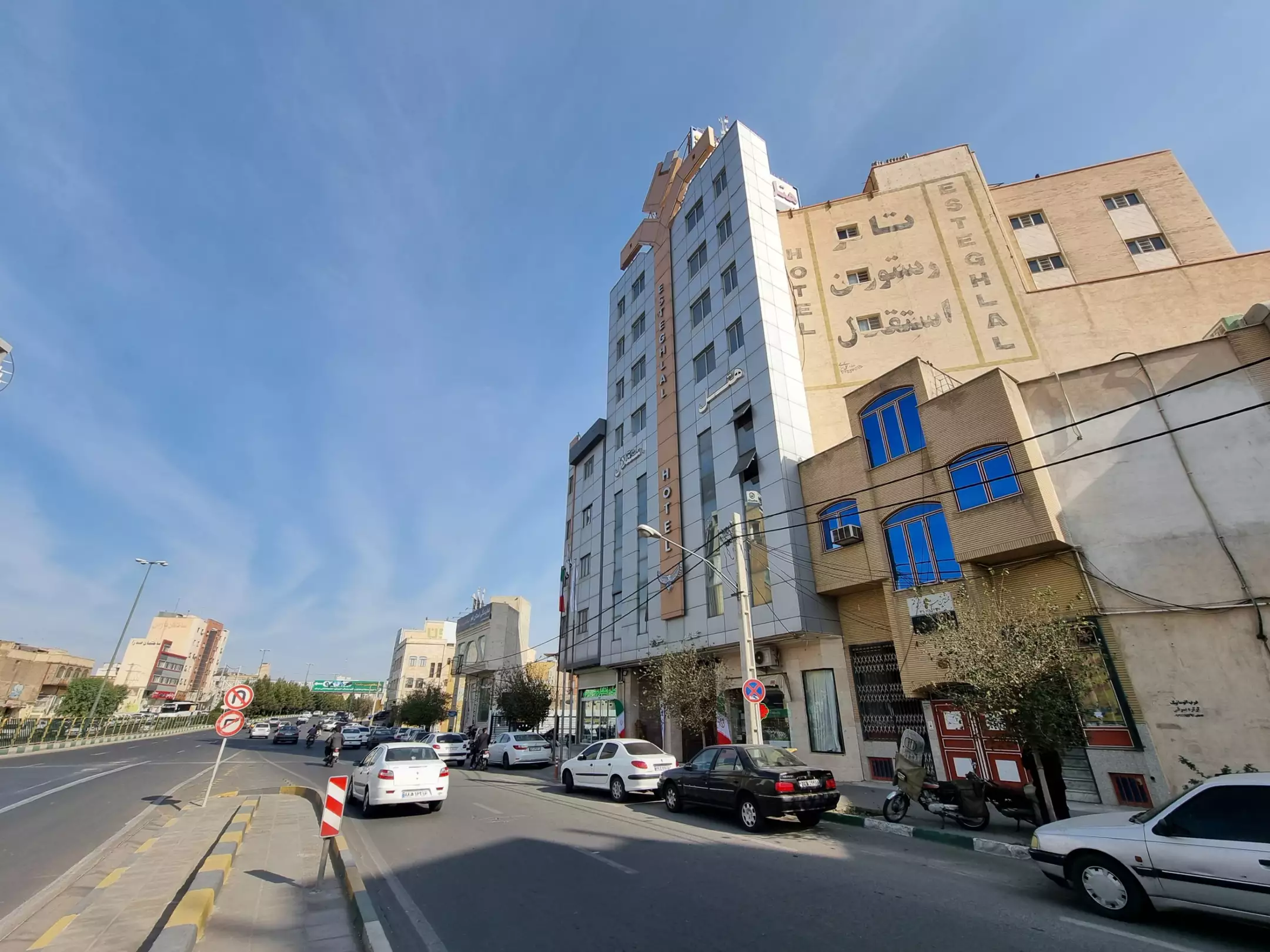 نمای بیرونی ساختمان هتل استقلال در خیابان
