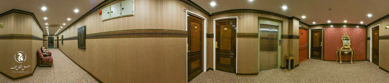 راهروی طبقات هتل استقلال با درهای اتاق