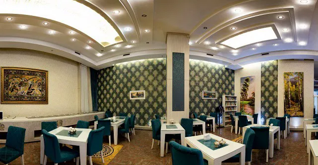 چیدمان میزها در رستوران هتل استقلال