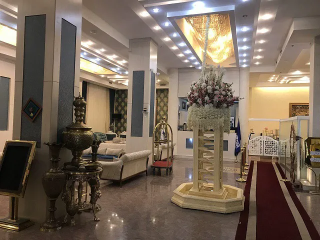 لابی هتل استقلال با چلچراغ و گلدان گل