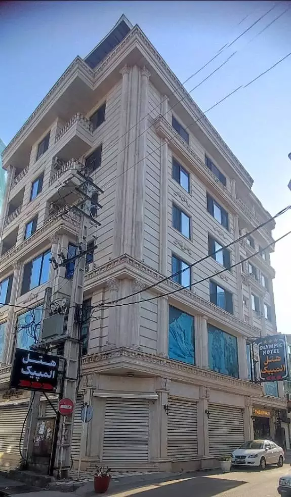 نمای بیرونی ساختمان هتل المپیک در خیابان