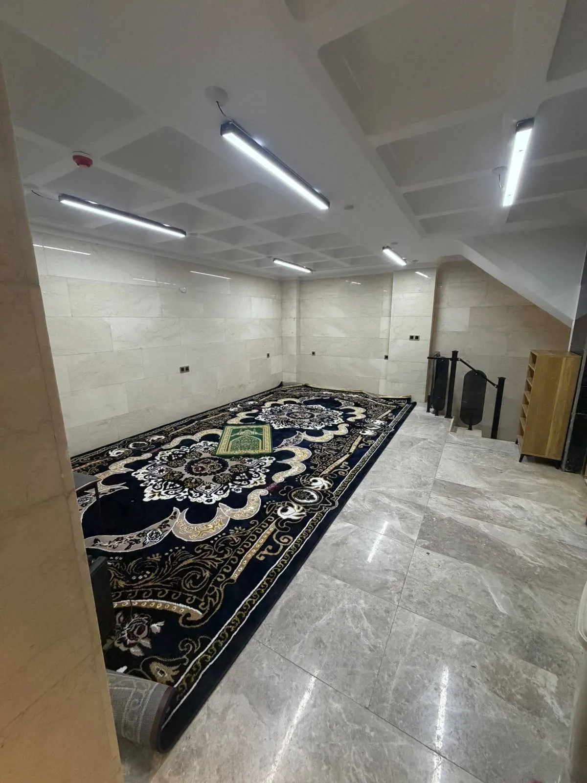سالن نمازخانه هتل الماس۲ با فرش طرح‌دار