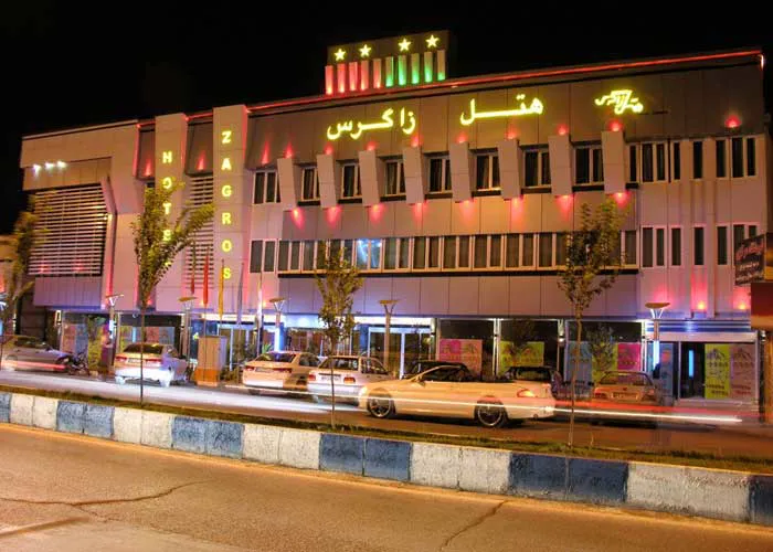 نمای شبانه ساختمان هتل زاگرس با تابلوهای روشن