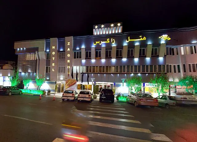نمای شبانه نمای بیرونی هتل زاگرس