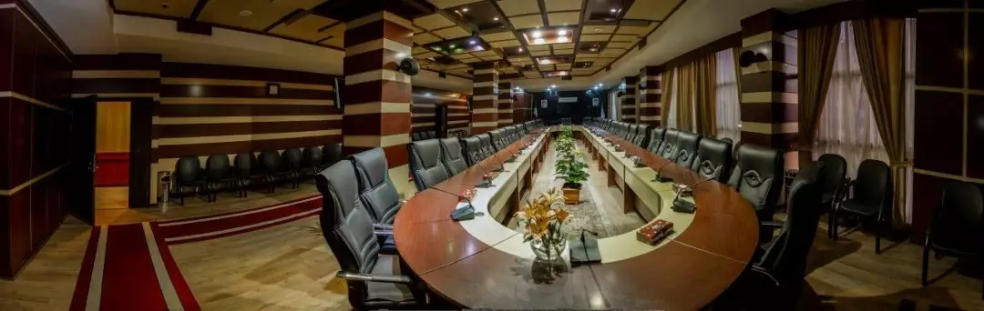 سالن کنفرانس هتل کاویان با میز بیضی