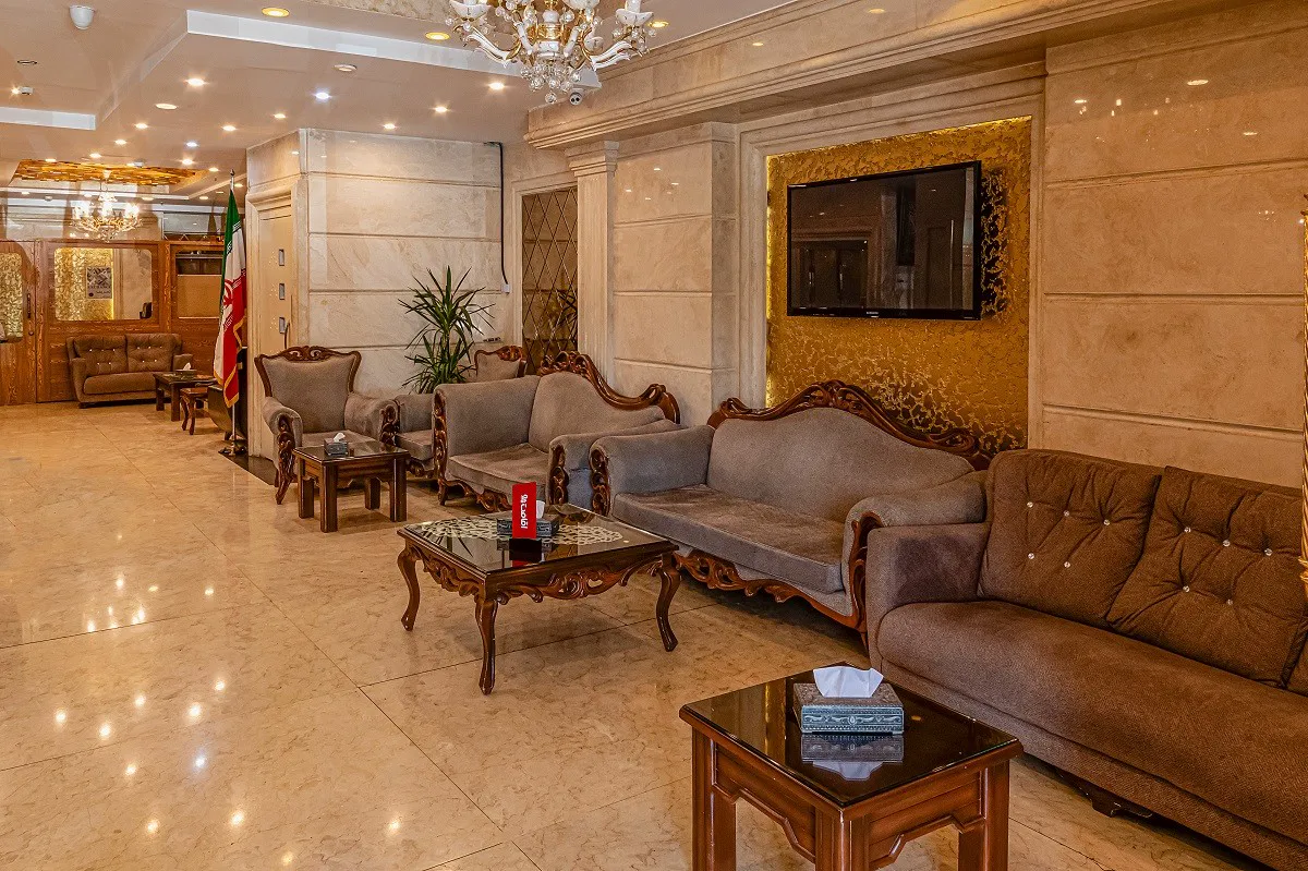 سالن نشیمن هتل کاویان با مبلمان کلاسیک