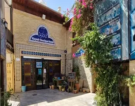 ورودی هتل سنتی نیایش با نمای آجری