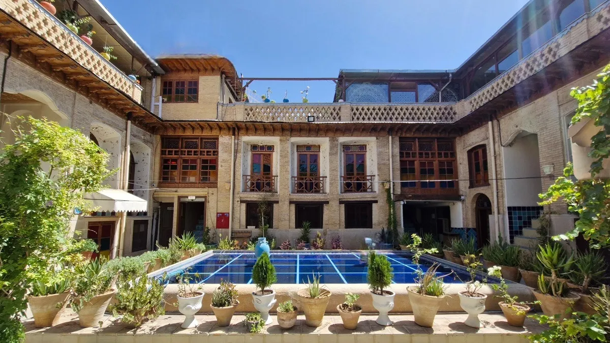 حیاط سنتی نیایش با حوض مرکزی