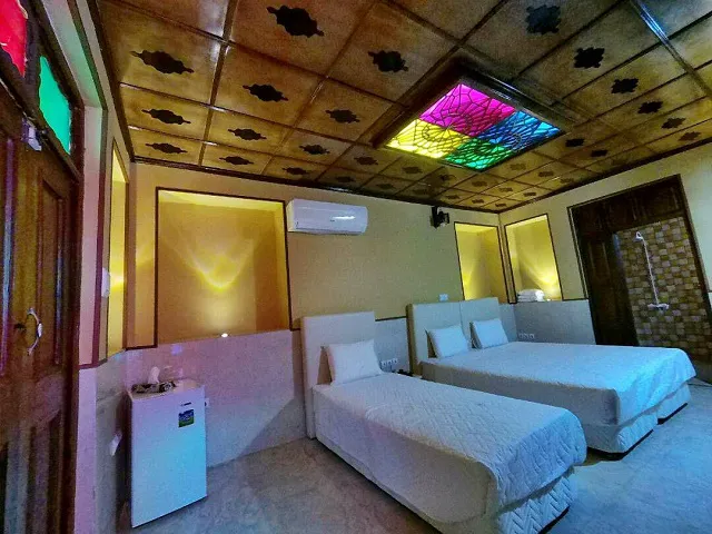 اتاق سنتی نیایش با دو تخت یک‌نفره