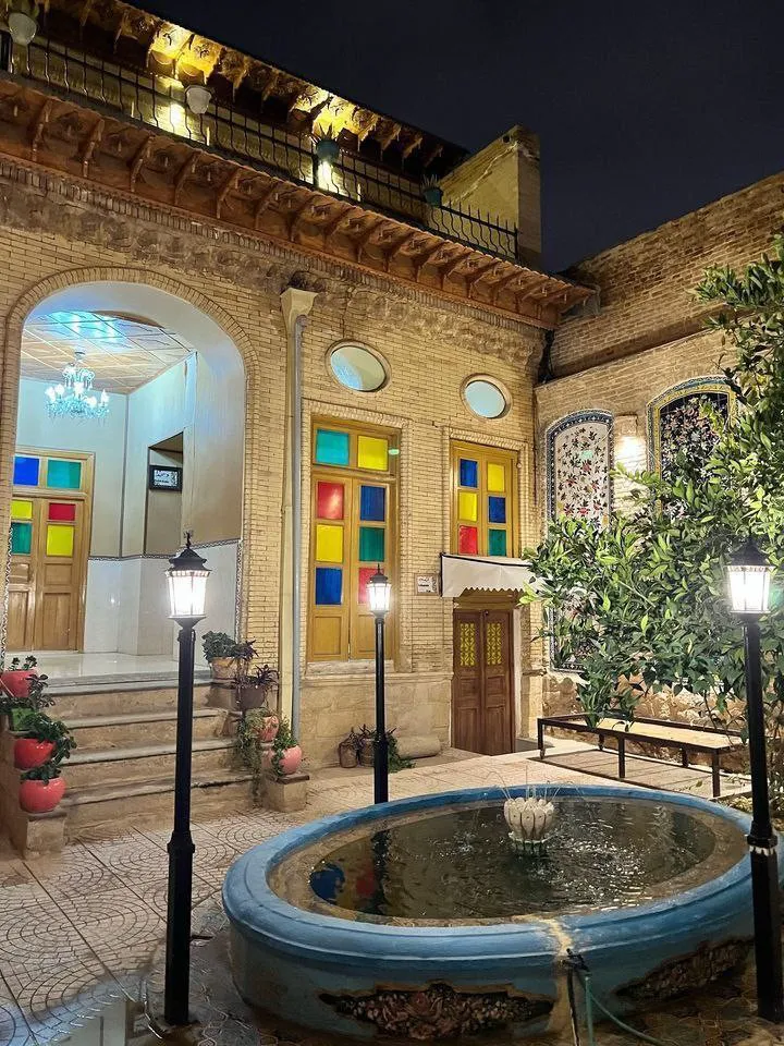حیاط شبانه هتل سنتی نیایش با حوض آب
