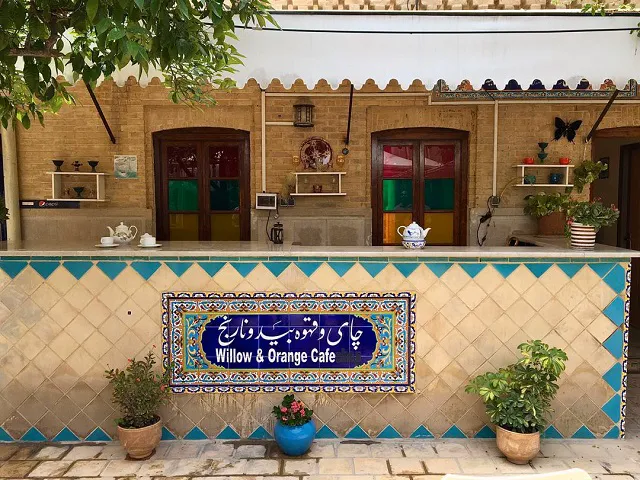 نمای کافه بید و پرتقال هتل سنتی نیایش