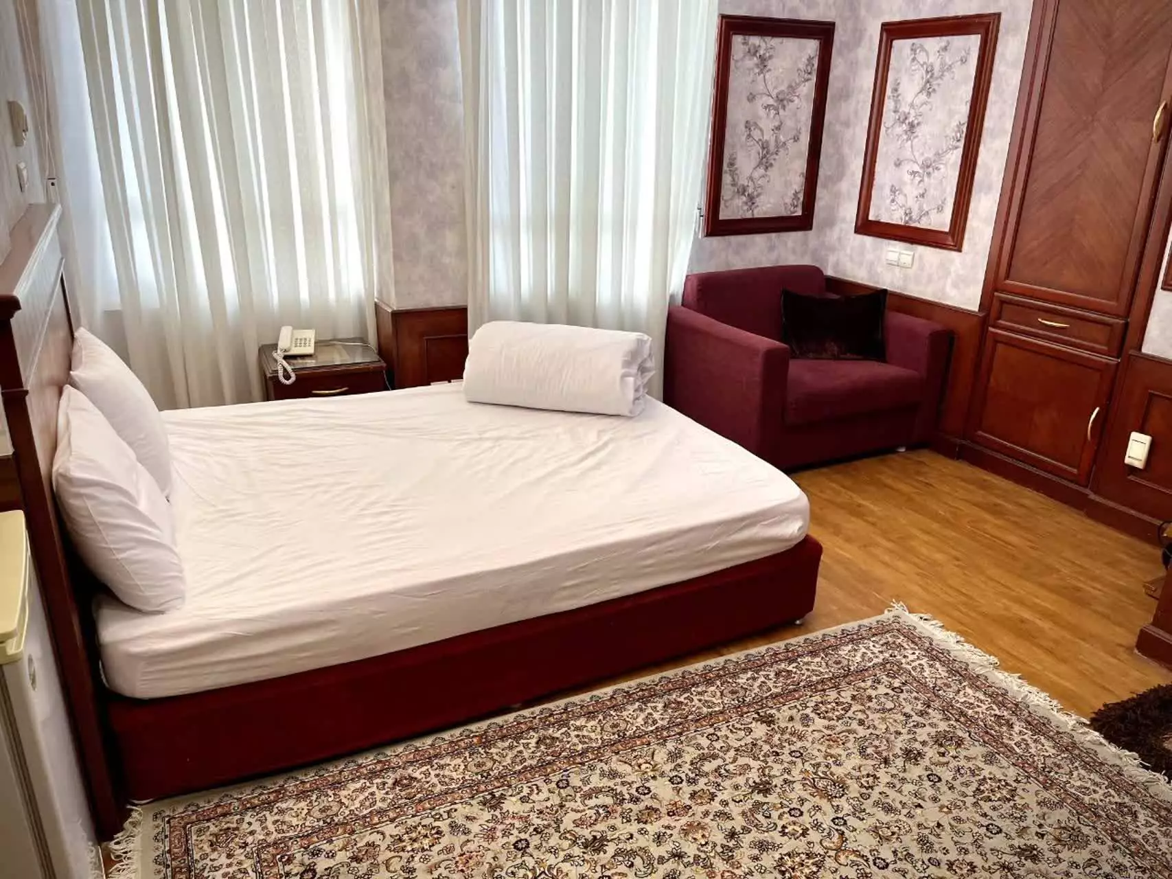 اتاق صادقیه توس با تخت دونفره و مبل زرشکی