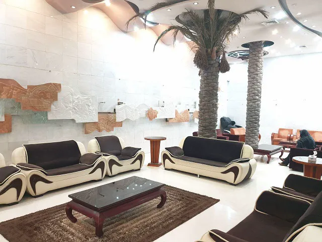 مبلمان نشیمن هتل صادقیه توس کنار درختان نخل