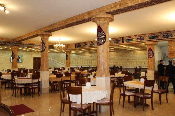 سالن غذاخوری هتل صادقیه توس با ستون‌های چوبی