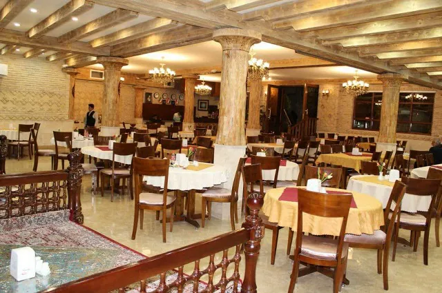 سالن غذاخوری هتل صادقیه توس با میزهای چیده‌شده
