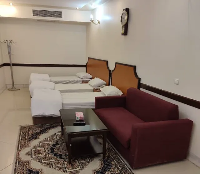 اتاق سه‌تخته با مبل و میز هتل صادقیه توس
