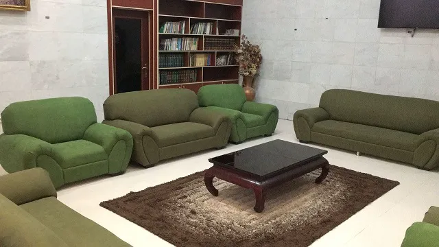 نشیمن هتل صادقیه توس با مبل‌های سبز
