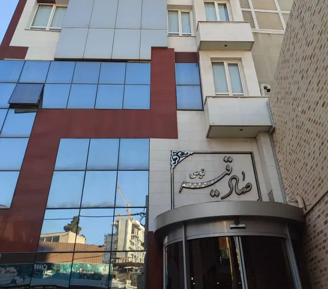نمای ورودی هتل صادقیه توس با نمای شیشه‌ای