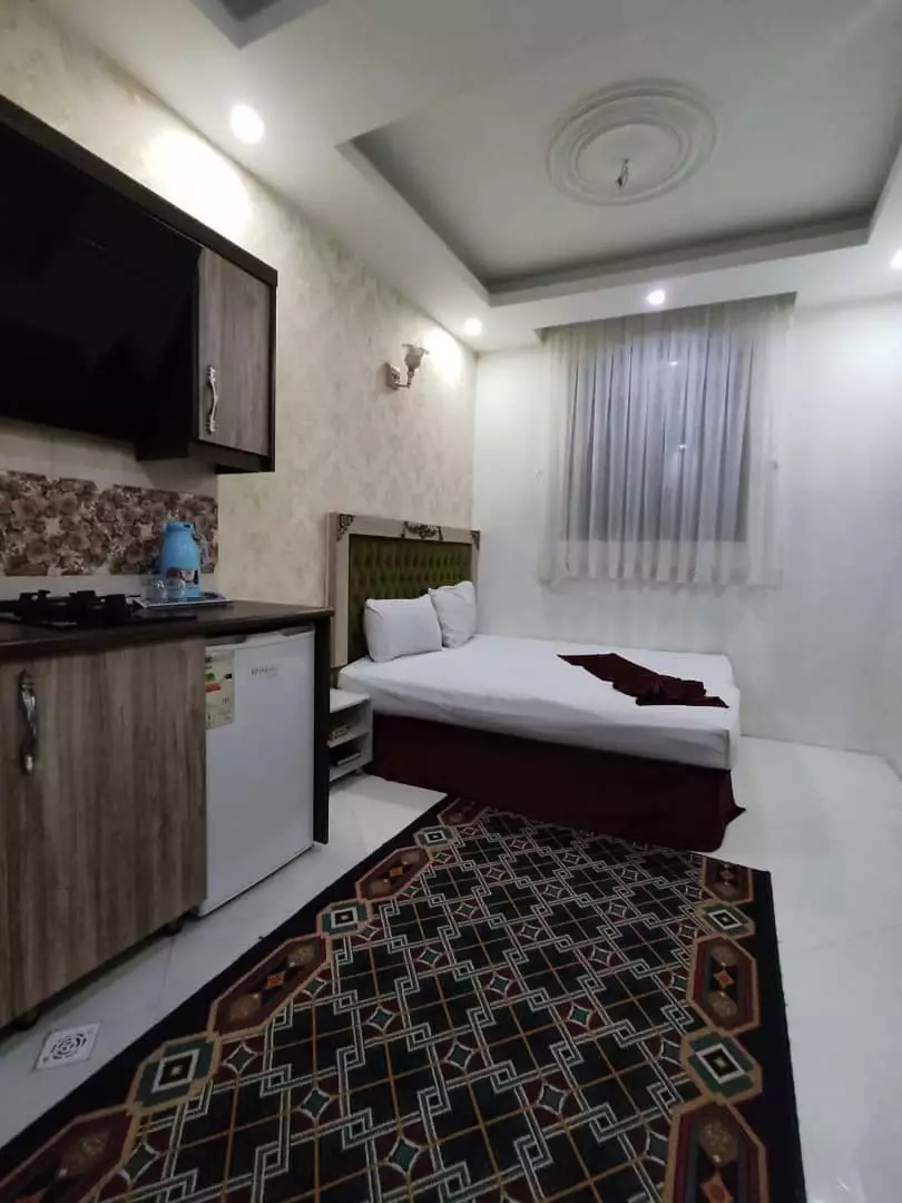 اتاق تیمورلوئی با تخت و آشپزخانه