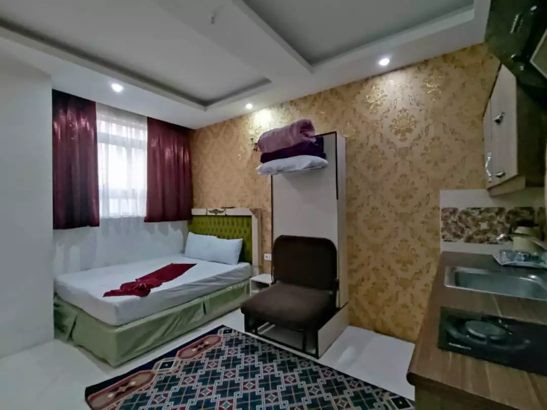 اتاق تیمورلوئی با تخت، صندلی و آشپزخانه