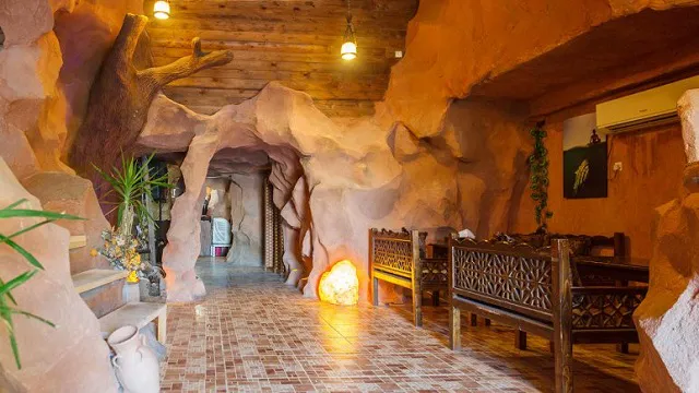 راهروی صخره‌ای با نیمکت‌های چوبی مارینا2