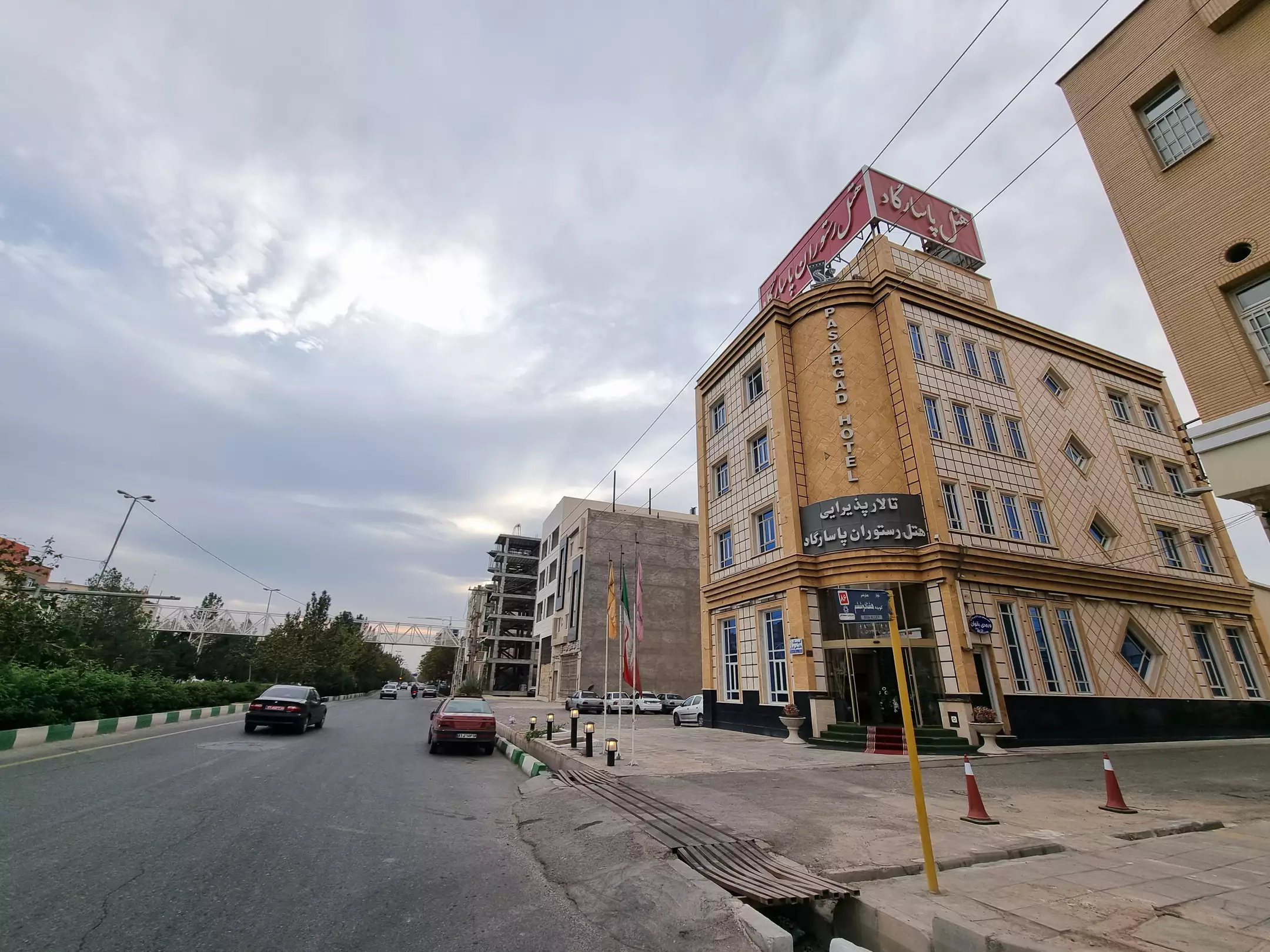 نمای بیرونی ساختمان هتل پاسارگاد در خیابان