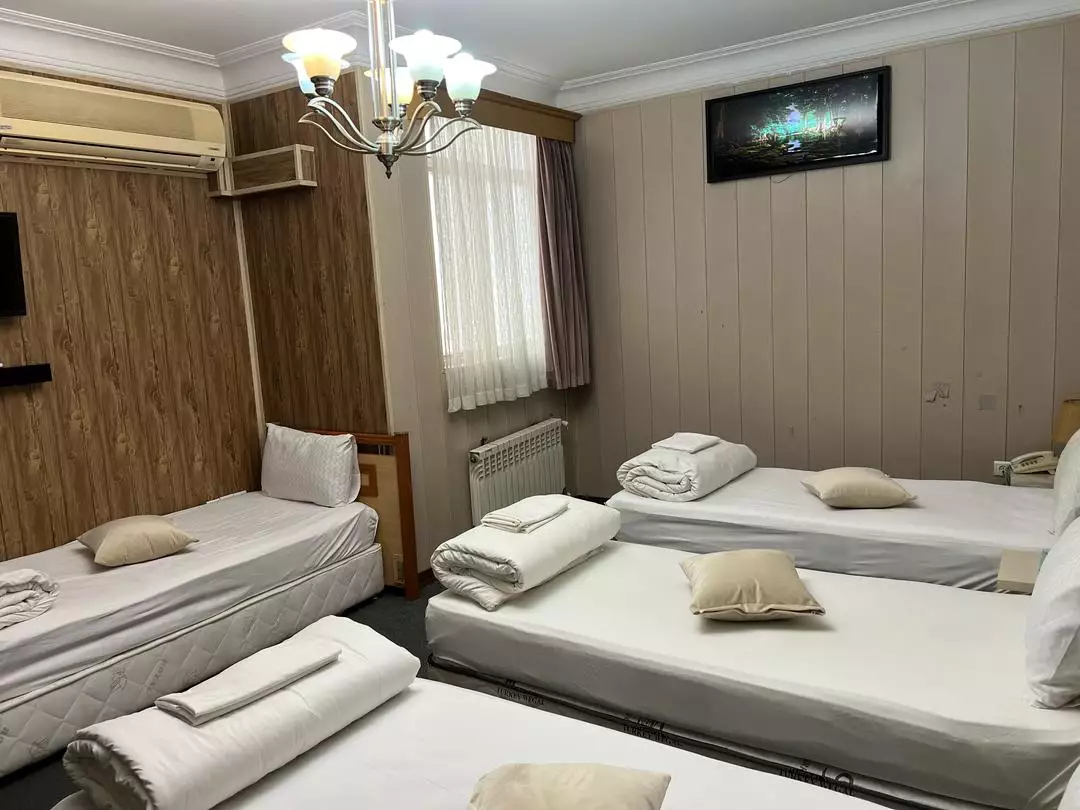 تخت‌های یک‌نفره در اتاق هتل پاسارگاد