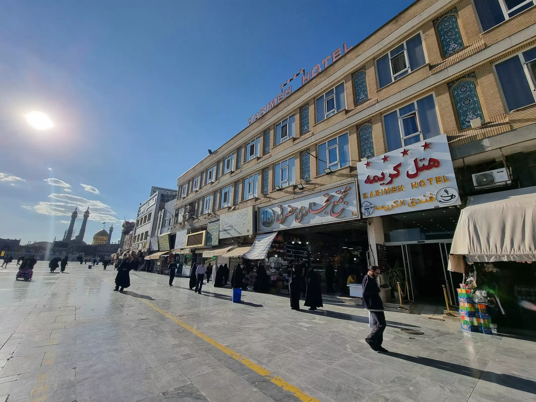 نمای بیرونی هتل کریمه در خیابانی شلوغ