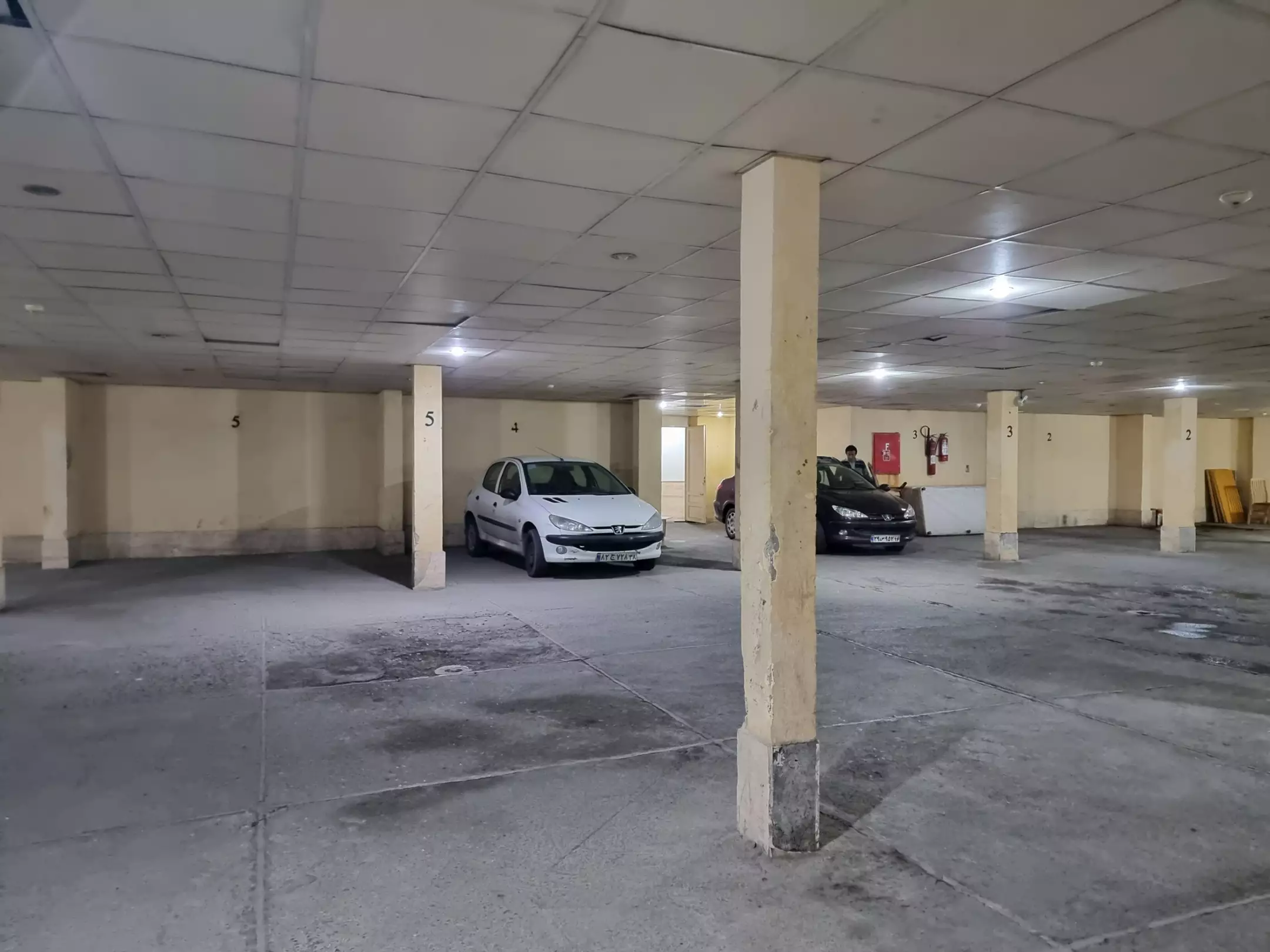 پارکینگ سرپوشیده هتل کریمه با خودرو