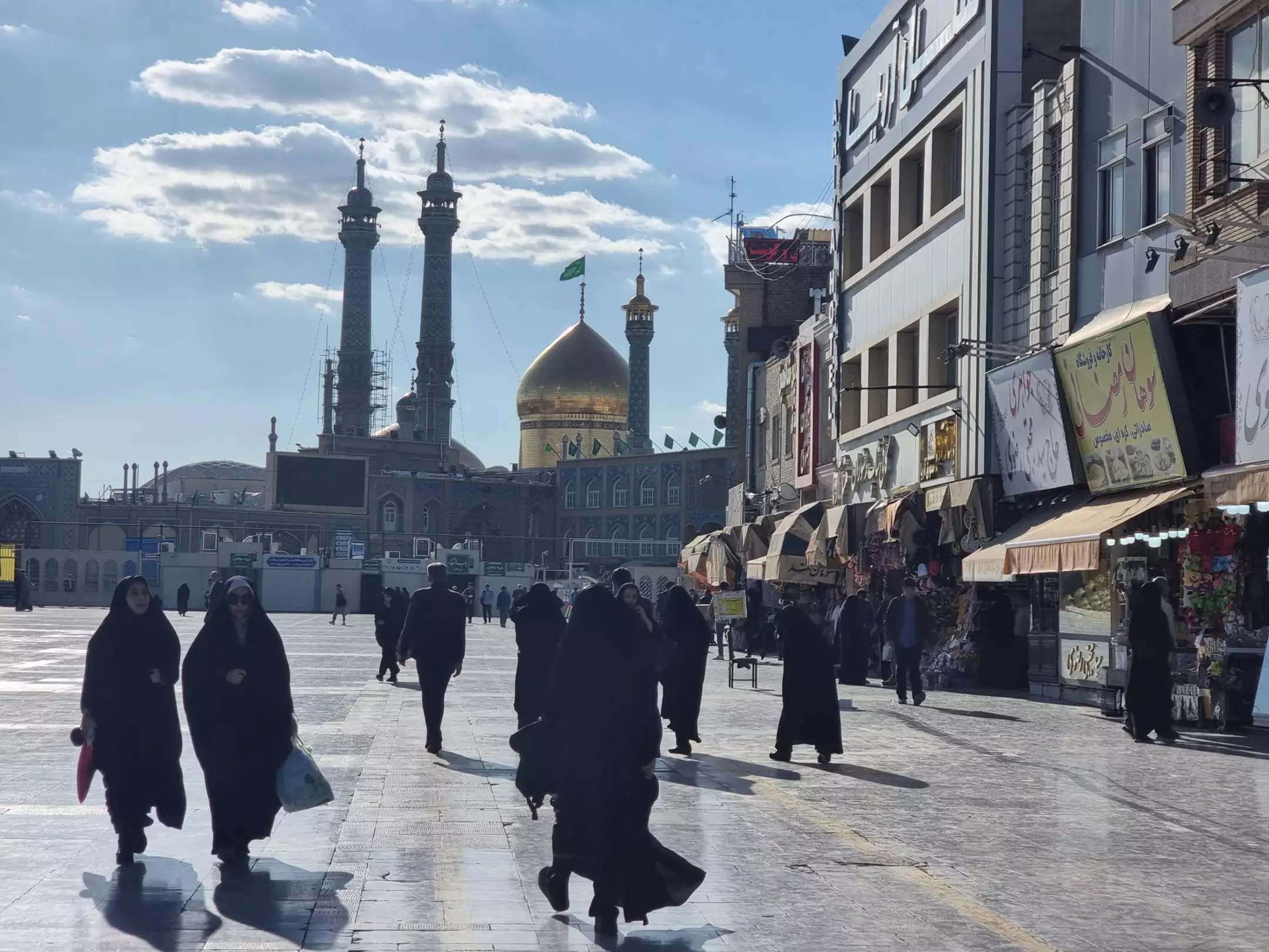 نمای گنبد و مناره‌های حرم در میدان شهری