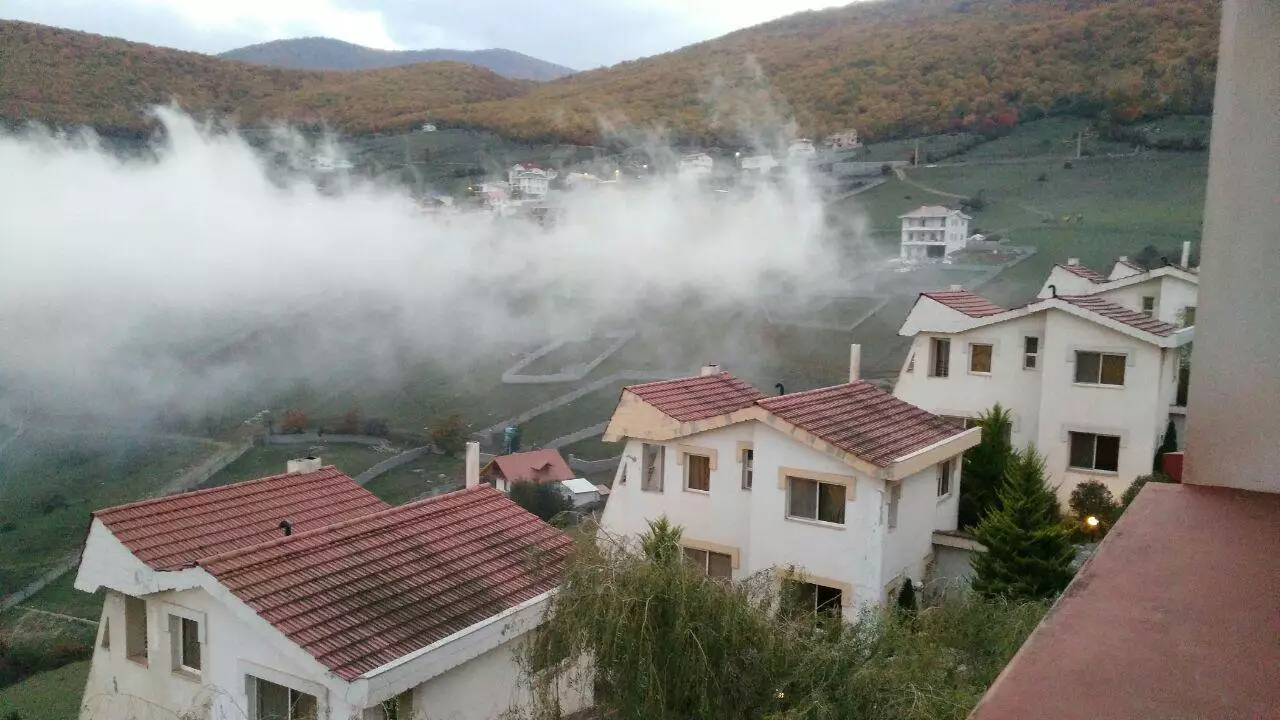 ویلاهای باران سبز میان مه کوهستان