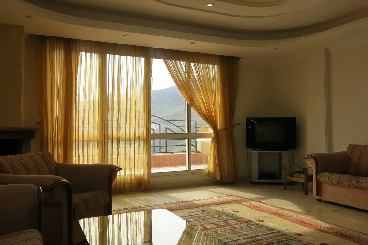 نشیمن باران سبز با پنجره رو به کوهستان