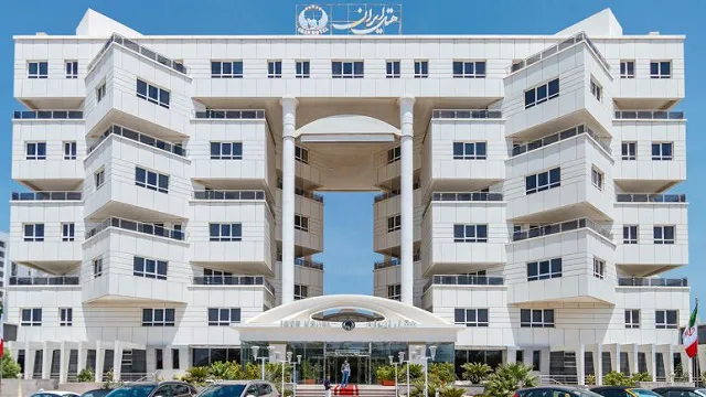نمای بیرونی ساختمان هتل ایران با ورودی ستون‌دار