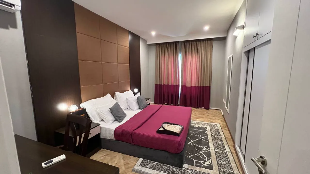 تخت دونفره با روتختی زرشکی در هتل ایران