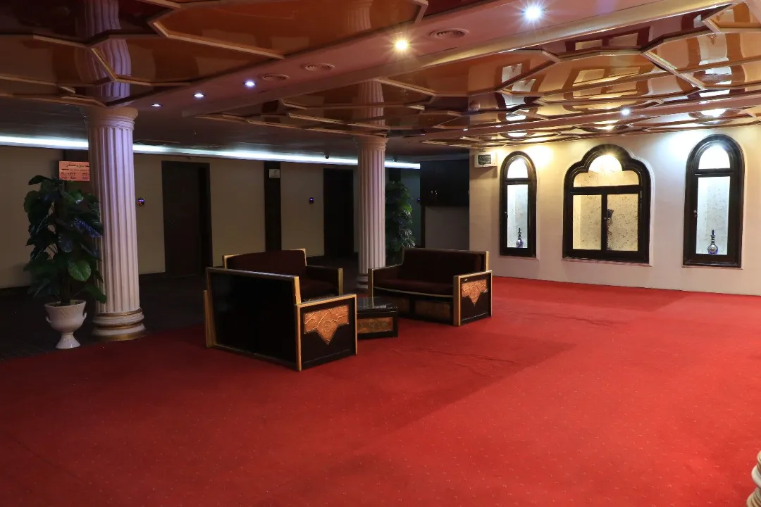 نشیمن هتل شهر با مبلمان و فرش قرمز