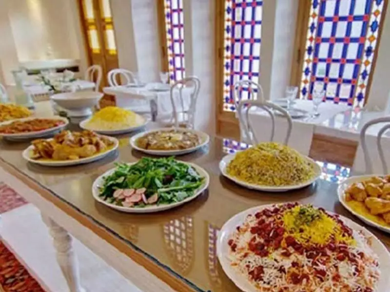 میز صبحانه با انواع غذاهای ایرانی هتل منوچهری