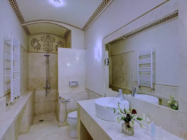 حمام سنگی هتل منوچهری با دوش و آینه بزرگ