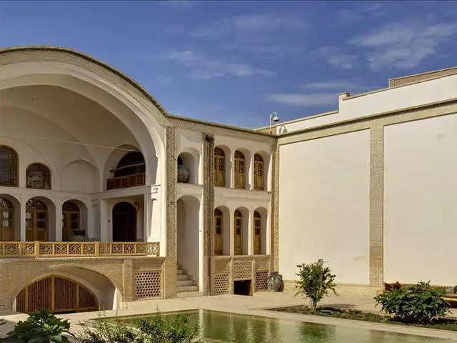 حیاط هتل منوچهری با حوض و نمای سنتی
