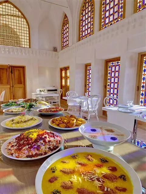 بوفه غذای ایرانی هتل منوچهری در سالن سنتی