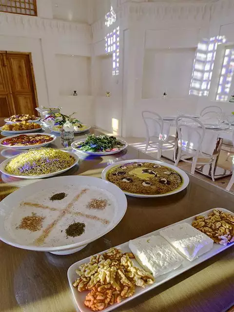 میز بوفه هتل منوچهری با غذا و پنیر