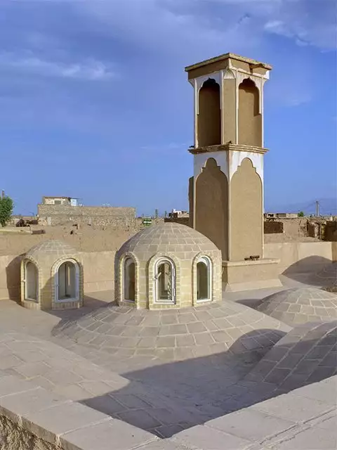 بادگیر و گنبدهای آجری هتل منوچهری