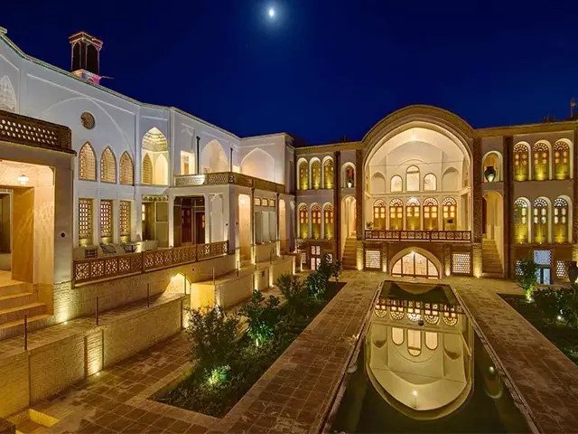 حیاط هتل منوچهری با حوض در شب