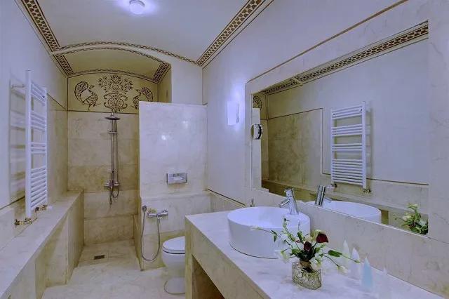 حمام منوچهری با دوش و روشویی سنگی