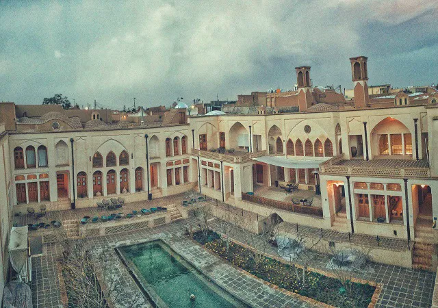 حیاط تاریخی هتل منوچهری با حوض مرکزی