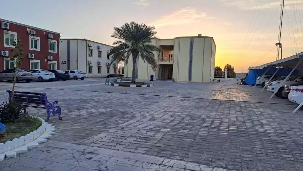 محوطه ورودی هتل خلیج فارس در غروب