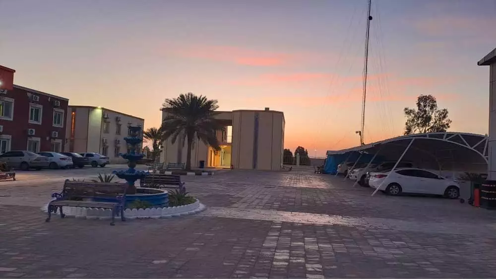 محوطه پارکینگ هتل خلیج فارس هنگام غروب