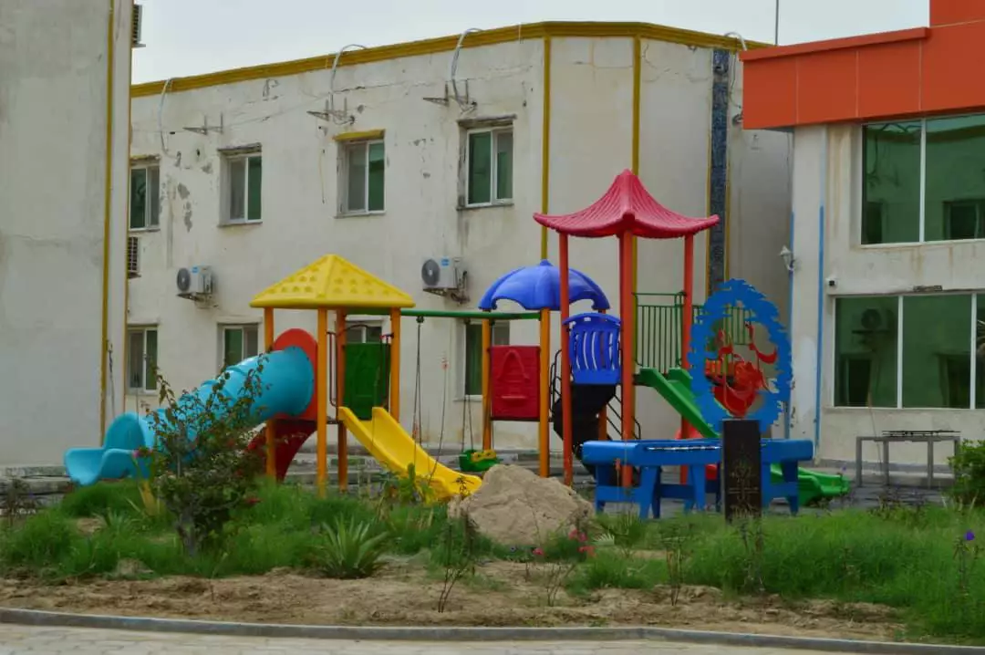 زمین بازی کودکان هتل خلیج فارس با سرسره‌های رنگی