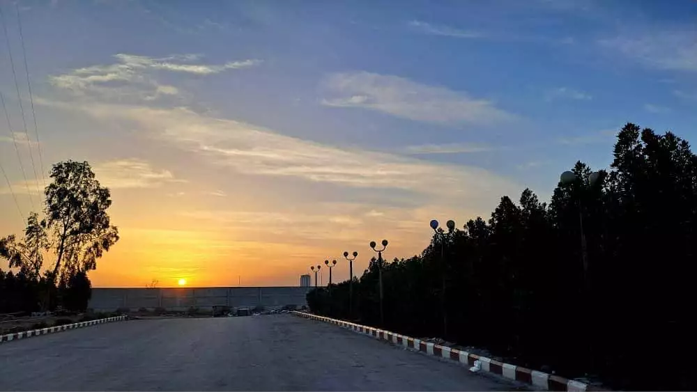 غروب آفتاب در مسیر ورودی هتل خلیج فارس